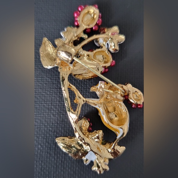 Cute enamel Mice with Berry Brooch - Picture 2 of 2